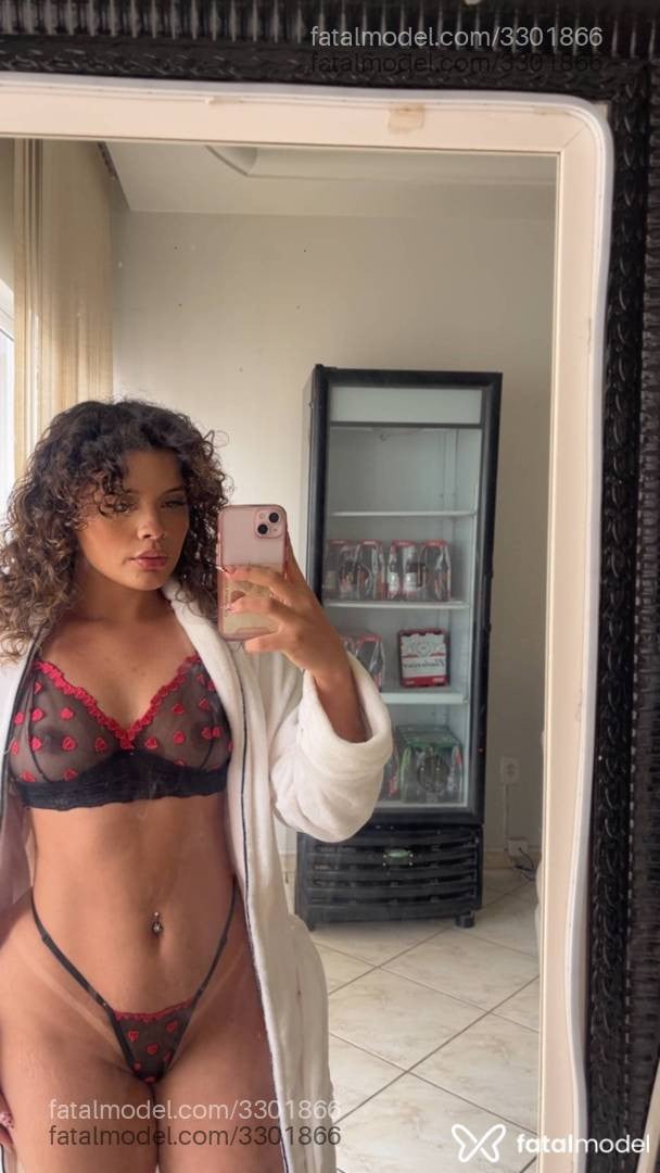 Acompanhante mulher com cabelo castanho de olhos castanhos - Thifany