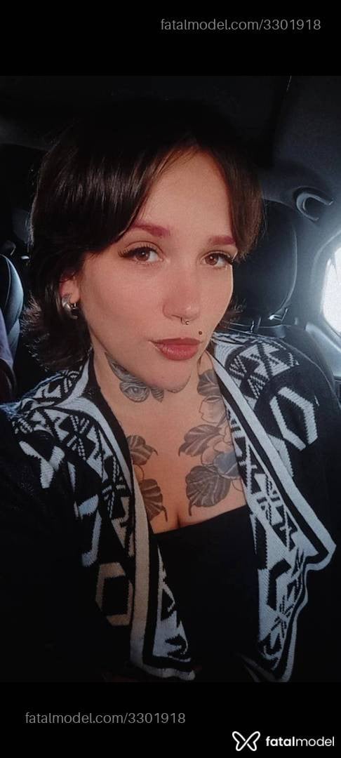 Acompanhante mulher com cabelo castanho de olhos castanhos em Maringá - Vitória