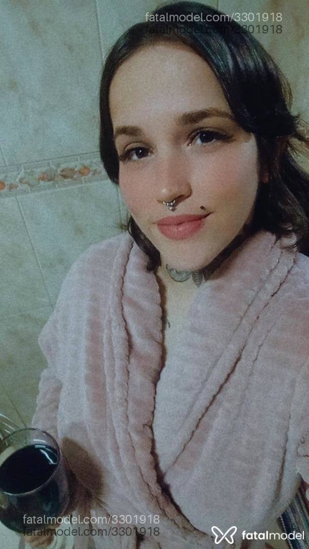 Acompanhante mulher com cabelo castanho de olhos castanhos - Vitória