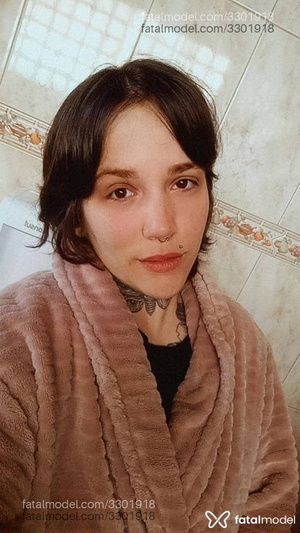 Acompanhante mulher com cabelo castanho de olhos castanhos em Maringá - Vitória