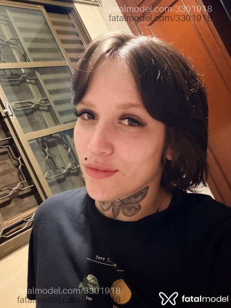 Acompanhante mulher com cabelo castanho de olhos castanhos em Maringá - Vitória