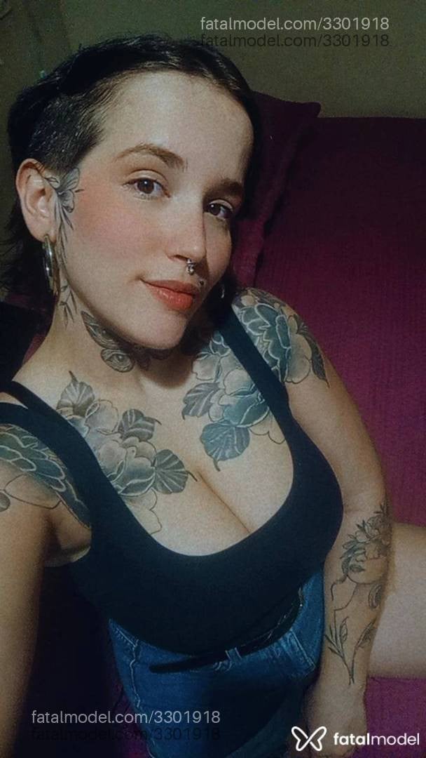 Acompanhante mulher com cabelo castanho de olhos castanhos - Vitória