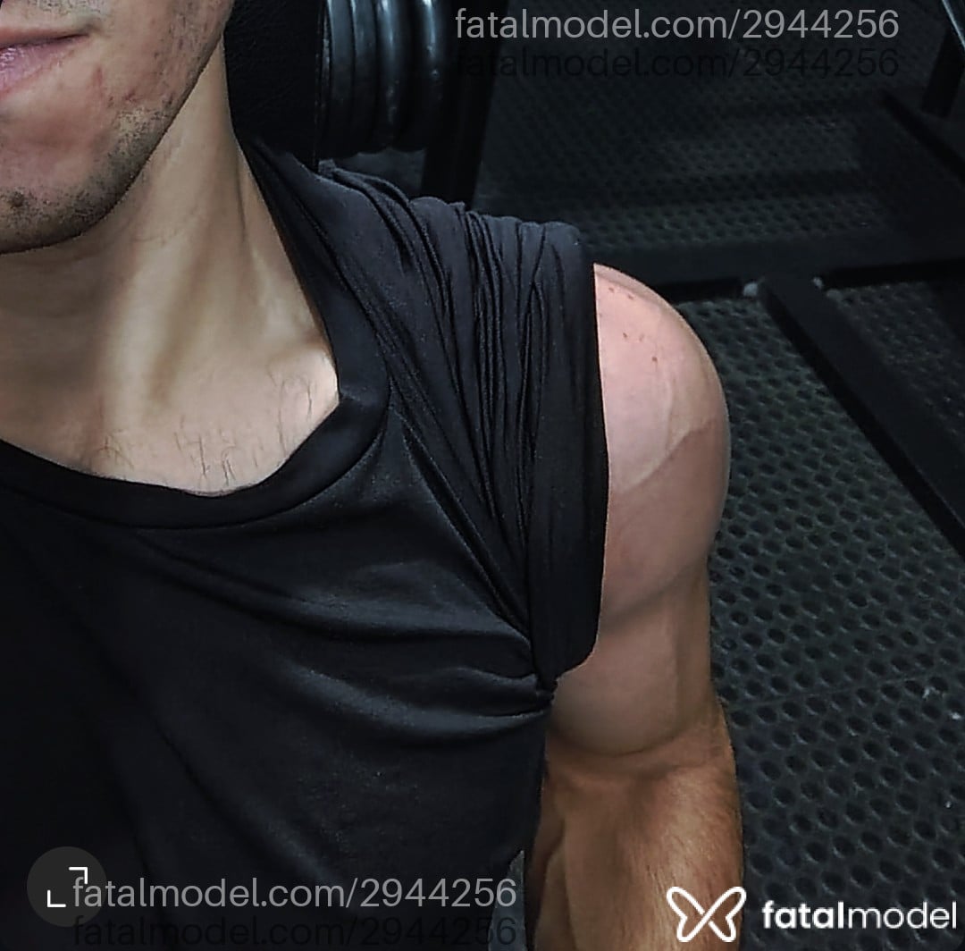 Acompanhante homem morena (o) de olhos castanhos - Ton