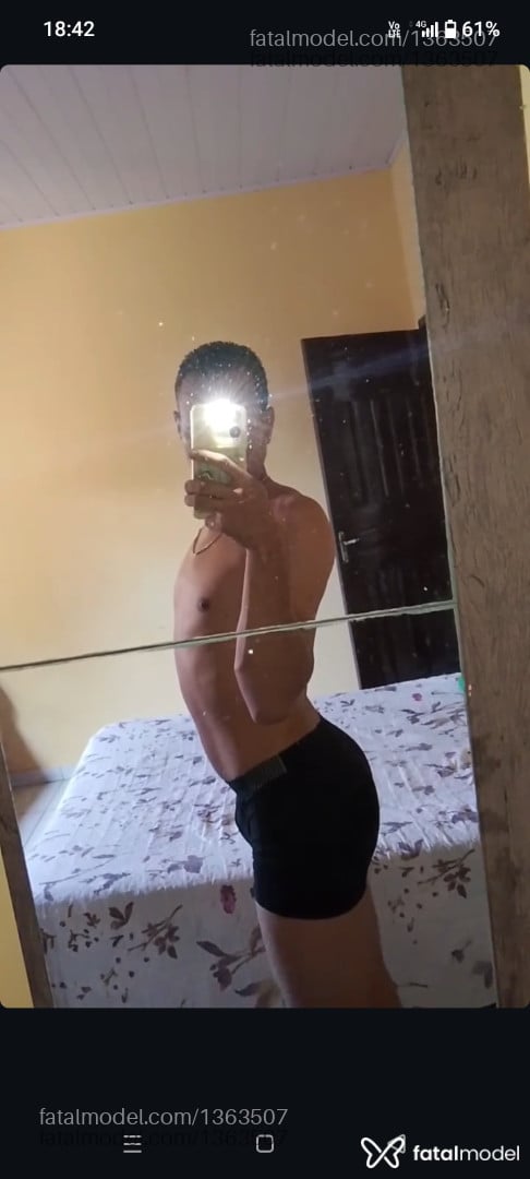 Acompanhante homem com cabelo castanho de olhos castanhos - Deusgregro