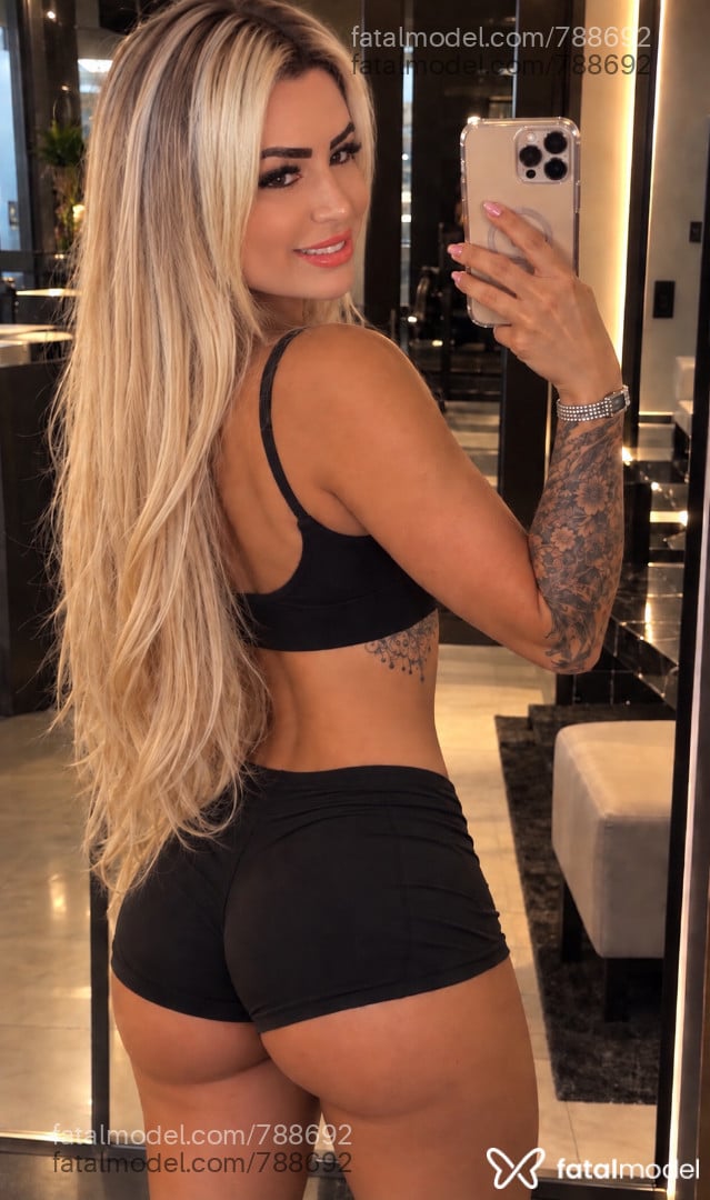 Acompanhante mulher loira (o) de olhos castanhos - Aline