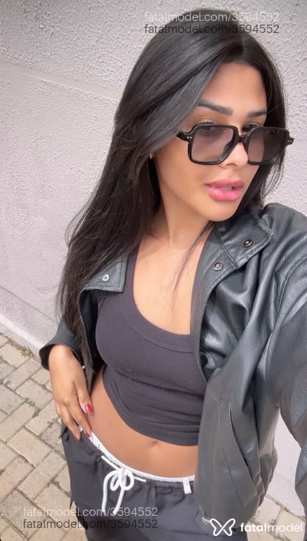 Acompanhante mulher morena (o) de olhos pretos - Chloe