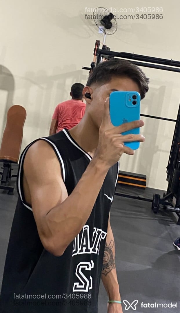 Acompanhante homem com cabelo castanho de olhos castanhos - Fernandes