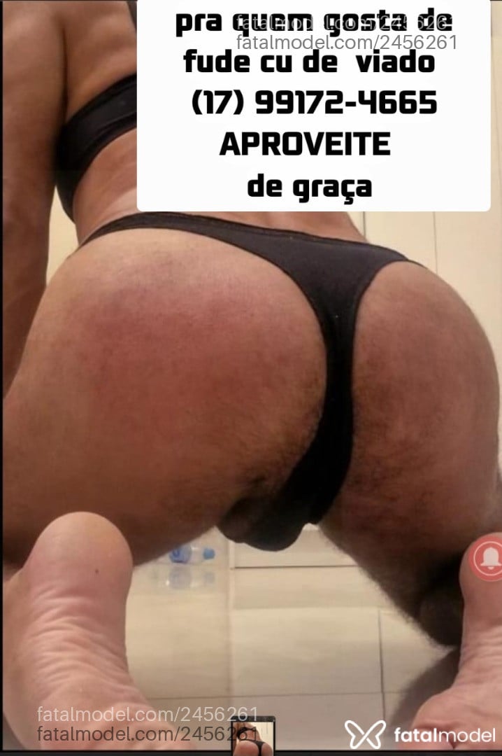 Acompanhante homem com cabelo grisalho de olhos pretos - Viadinho
