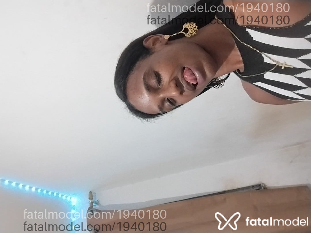 Acompanhante mulher trans com cabelo castanho de olhos castanhos - Victoria Santos