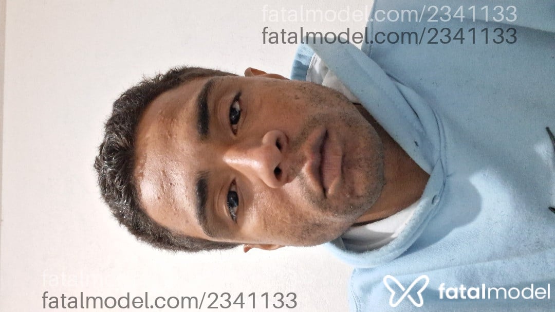 Acompanhante homem com cabelo castanho de olhos castanhos - João