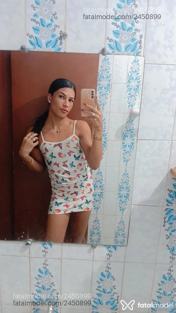 Acompanhante mulher trans com cabelo castanho de olhos pretos - Mavizinha