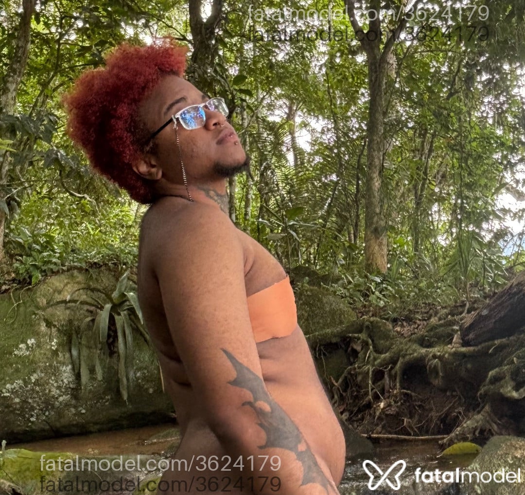 Acompanhante não-binário ruiva (o) de olhos castanhos - FTM Lord Morfeu