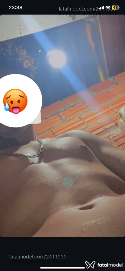 Acompanhante homem com cabelo castanho de olhos mel - Silva