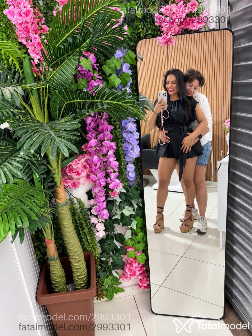 Acompanhante mulher com cabelo castanho de olhos mel - Athenaafrodite
