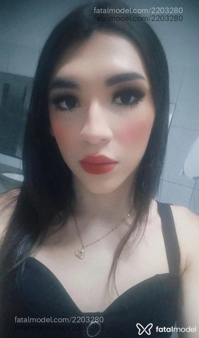 Acompanhante mulher trans com cabelo castanho de olhos mel - Lua Turquesa