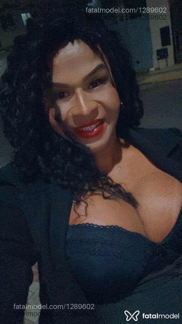 Acompanhante travesti com cabelo colorido de olhos mel - Amanda