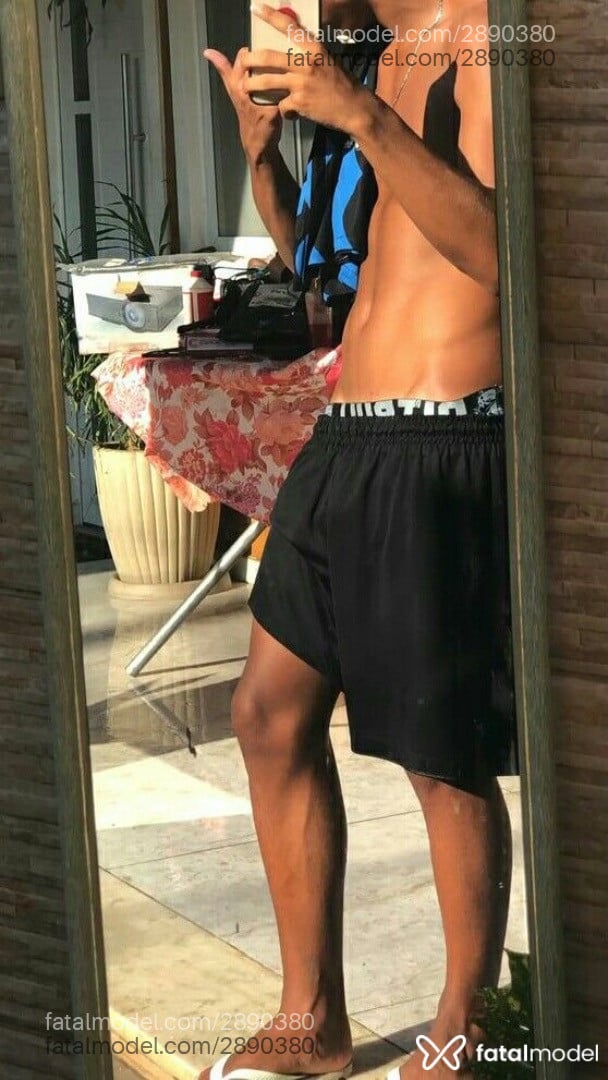 Acompanhante homem morena (o) de olhos mel - Menor Vk