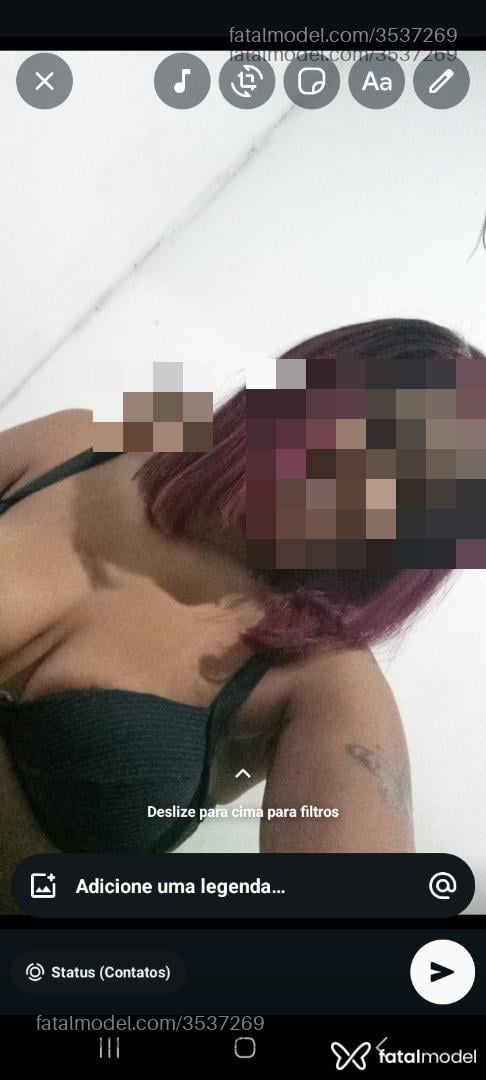Acompanhante mulher com cabelo colorido de olhos castanhos - Pérola Silva