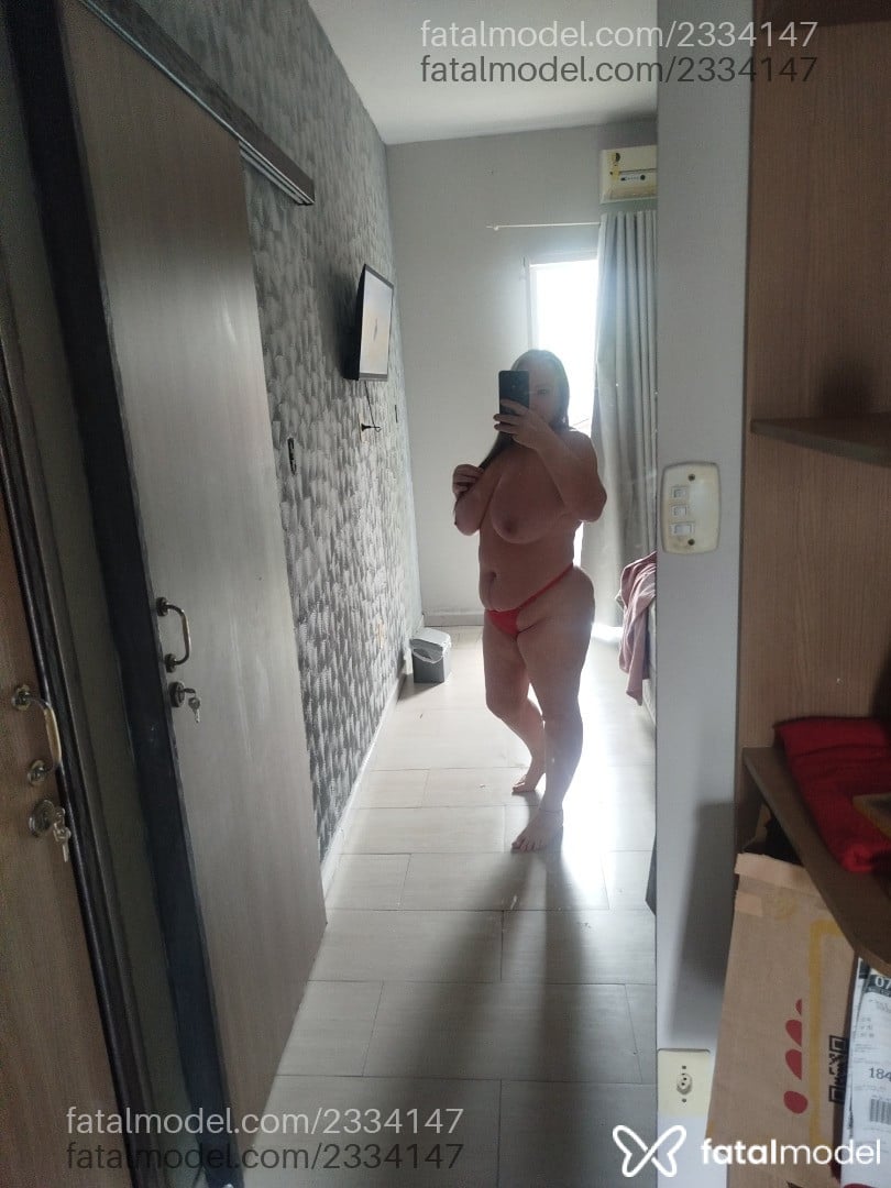 Acompanhante mulher com cabelo grisalho de olhos verdes - Agatha Maria