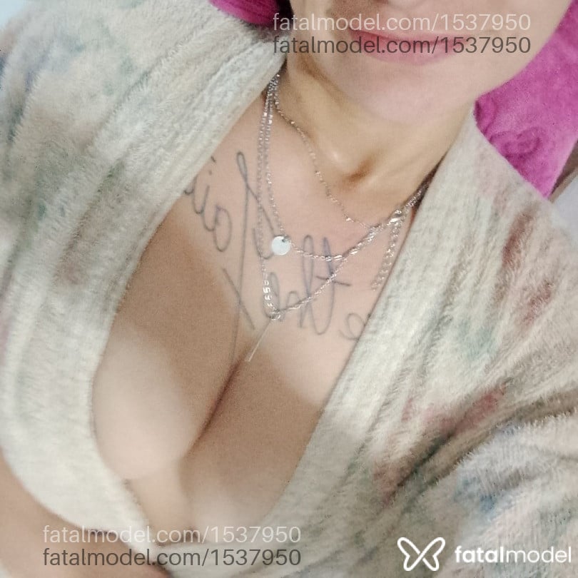 Acompanhante mulher com cabelo colorido de olhos castanhos - ANUNCIANTE