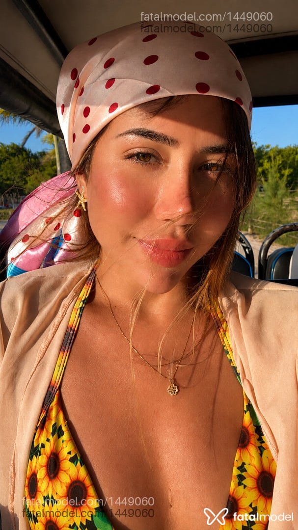 Acompanhante mulher loira (o) de olhos mel - Bela