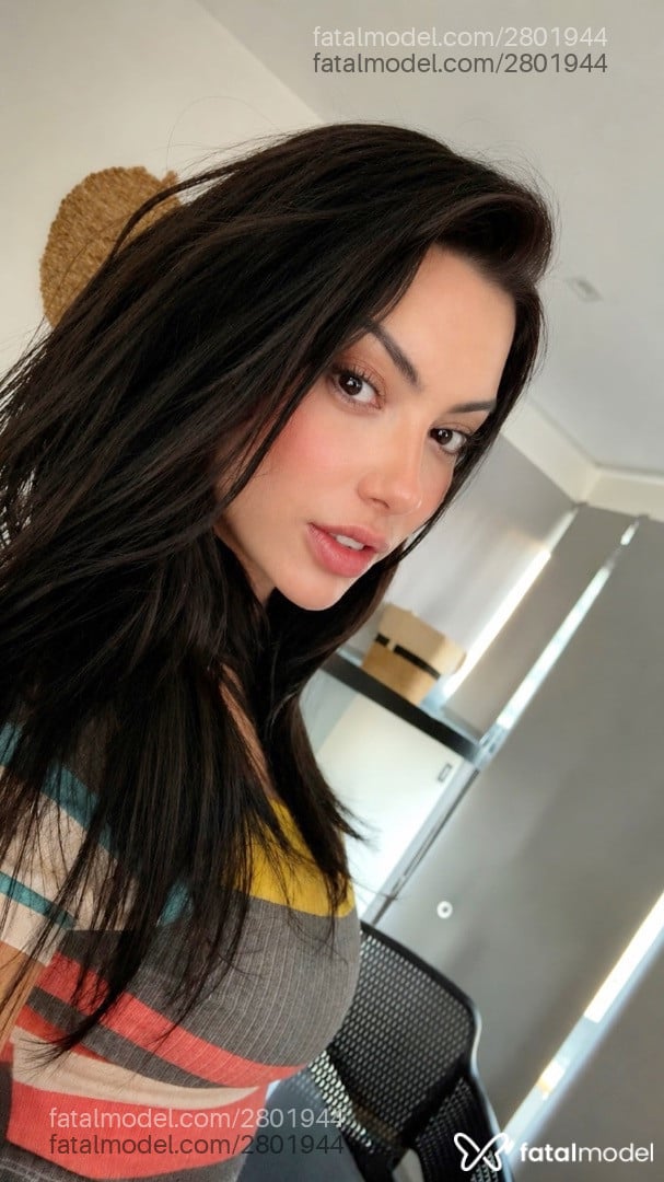 Acompanhante mulher morena (o) de olhos pretos - Maitê