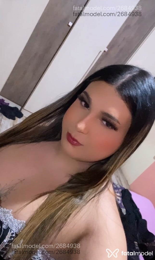 Acompanhante mulher trans com cabelo castanho de olhos castanhos - Madu Vascon