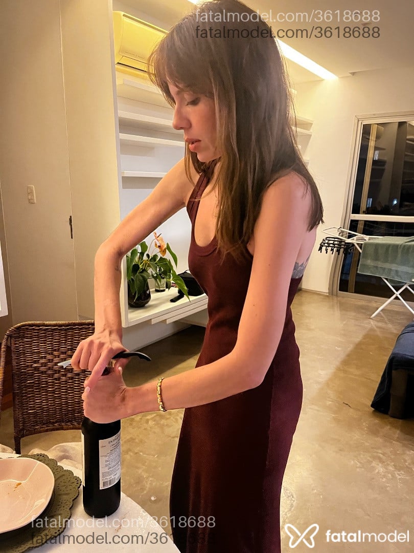 Acompanhante mulher com cabelo castanho de olhos mel - Marcella