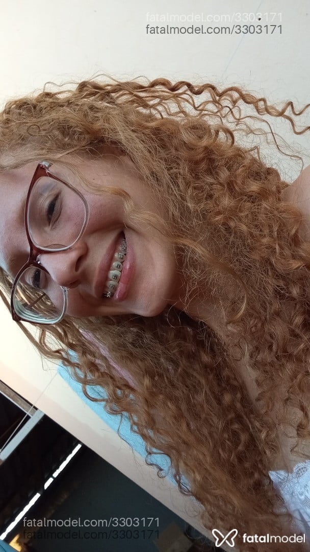 Acompanhante mulher com cabelo castanho de olhos castanhos - Maduh
