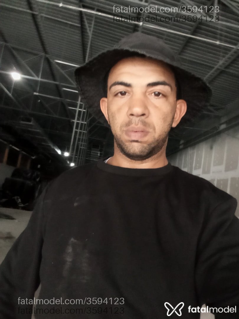 Acompanhante homem com cabelo castanho de olhos pretos - Carlos