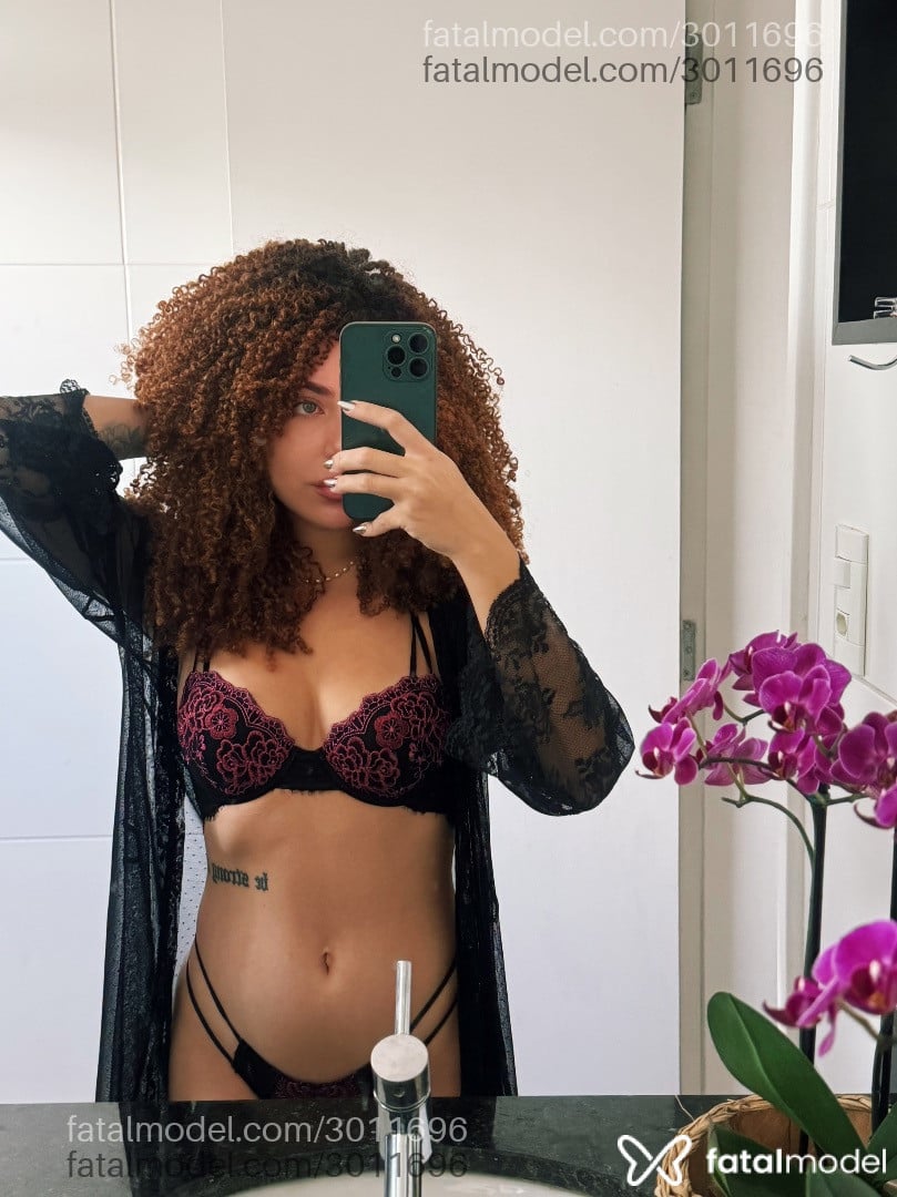 Acompanhante mulher com cabelo castanho de olhos verdes - Sofia Navarro