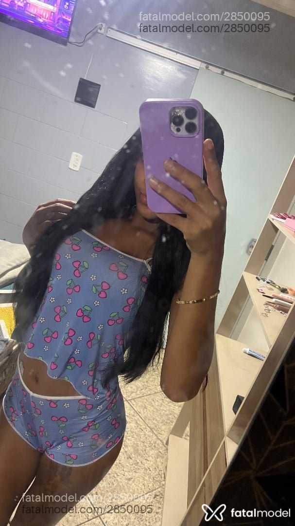 Acompanhante mulher trans com cabelo castanho de olhos castanhos - Karine Santos