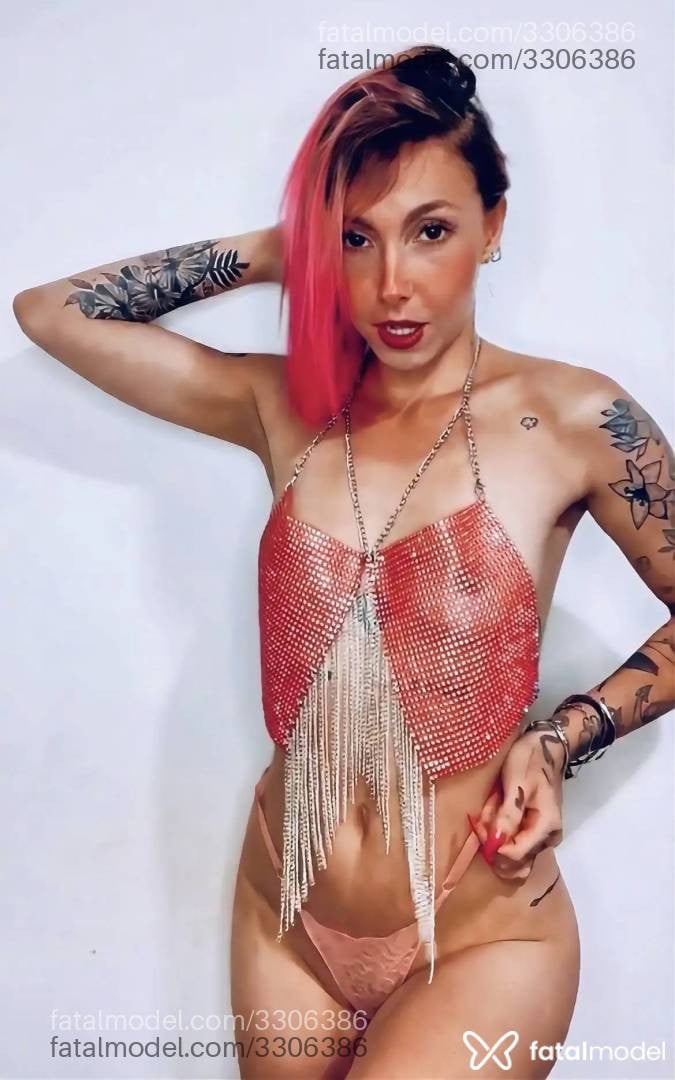 Acompanhante mulher com cabelo colorido de olhos verdes - Vicky Escuder