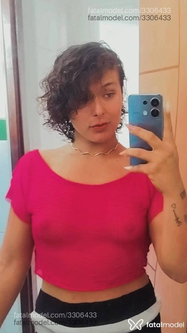 Acompanhante mulher trans com cabelo castanho de olhos verdes - Bruna Lizzie