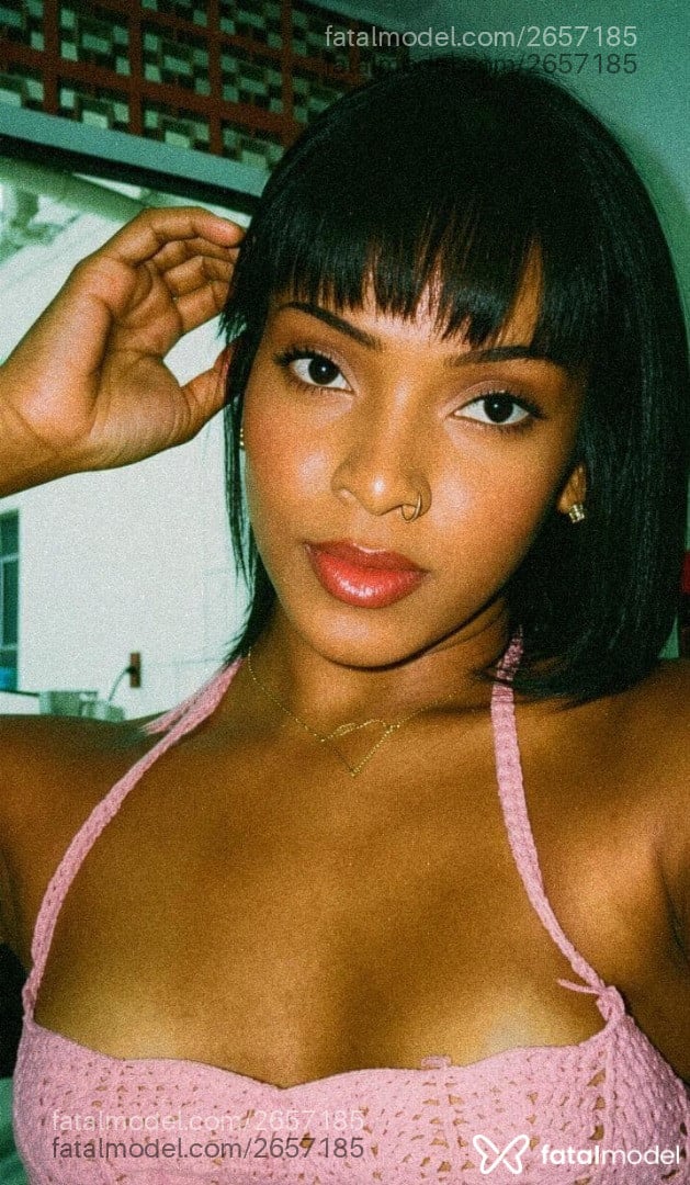 Acompanhante mulher trans com cabelo castanho de olhos castanhos - Jhenyy