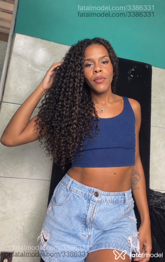 Acompanhante mulher trans morena (o) de olhos pretos - Angell
