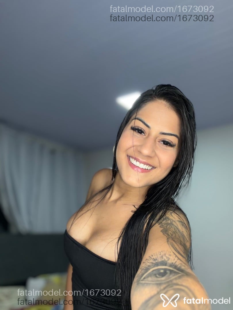 Acompanhante mulher morena (o) de olhos pretos - Mille