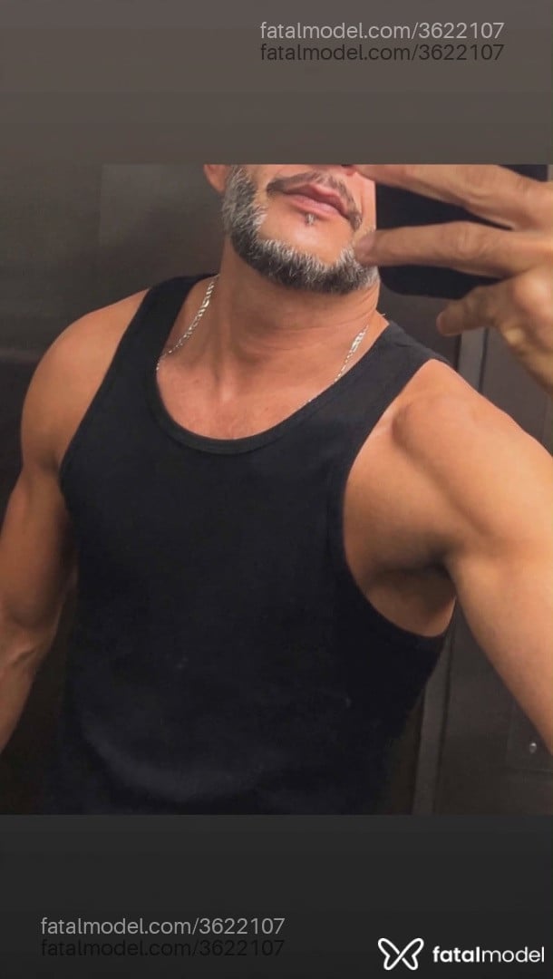Acompanhante homem com cabelo castanho de olhos castanhos - Paulo