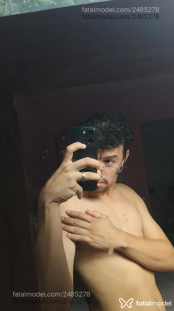 Acompanhante homem com cabelo castanho de olhos pretos - Novnho