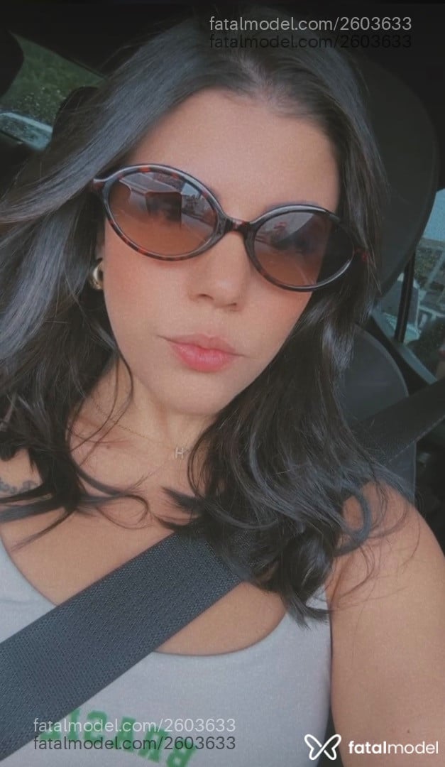 Acompanhante mulher com cabelo castanho de olhos castanhos - Karis