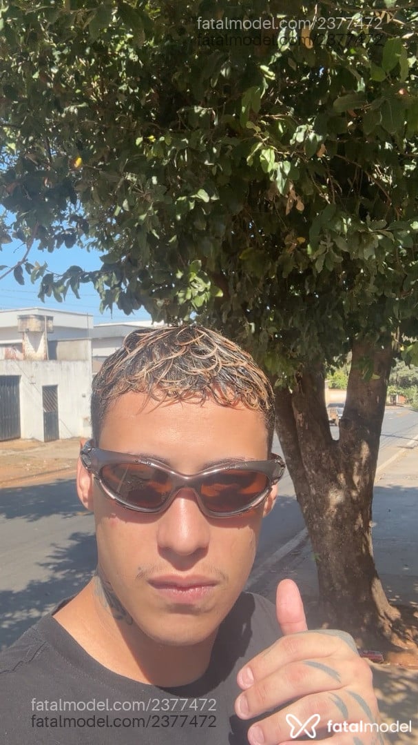 Acompanhante homem loira (o) de olhos castanhos - Guilherme