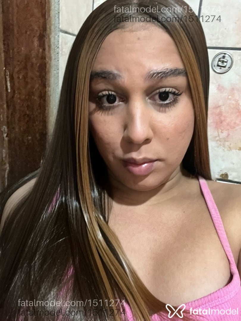 Acompanhante mulher trans com cabelo castanho de olhos pretos - Antonella Araujo