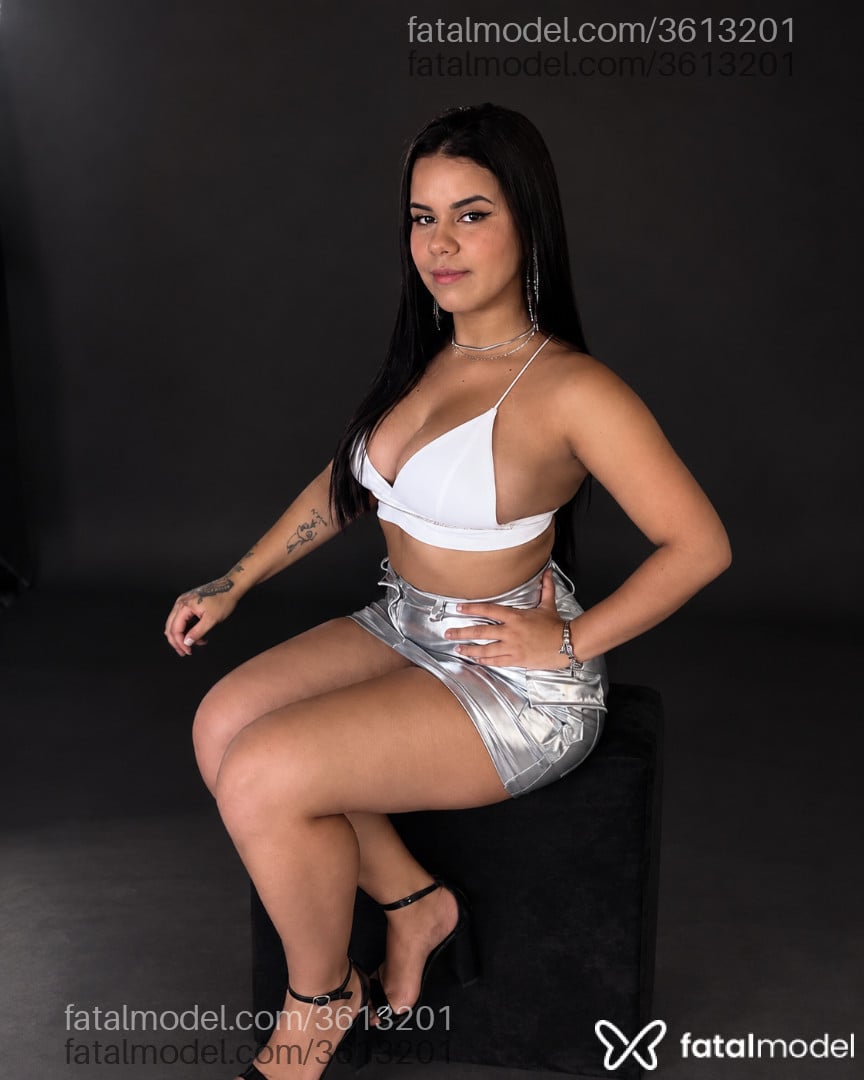Acompanhante mulher morena (o) de olhos castanhos - Júlia