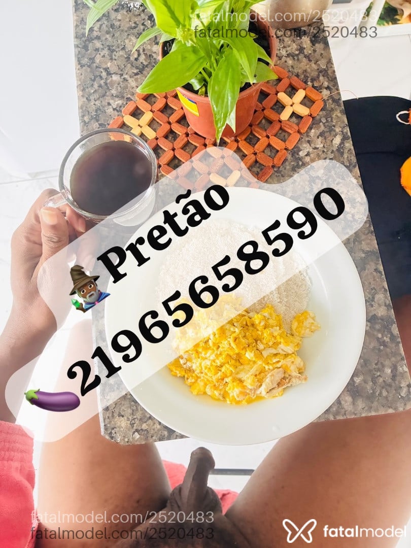 Acompanhante homem com cabelo grisalho de olhos castanhos - Pretão