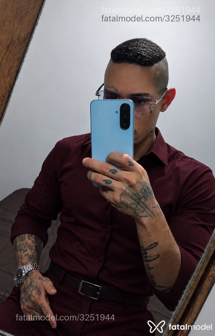 Acompanhante homem morena (o) de olhos castanhos - Theo