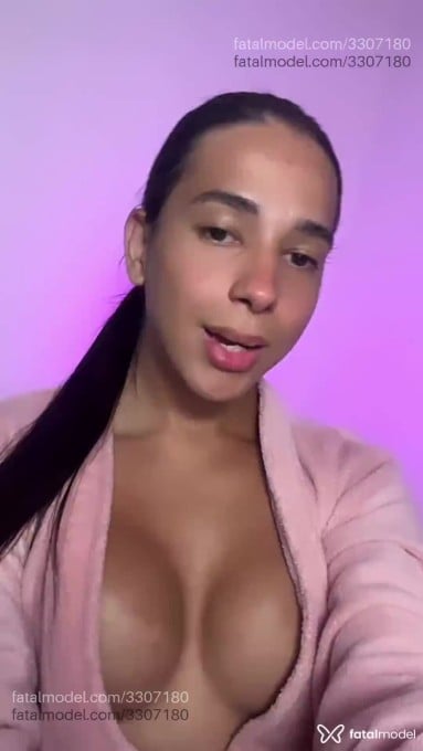 Acompanhante mulher trans com cabelo castanho de olhos castanhos em Virtual - Valentina Cruz