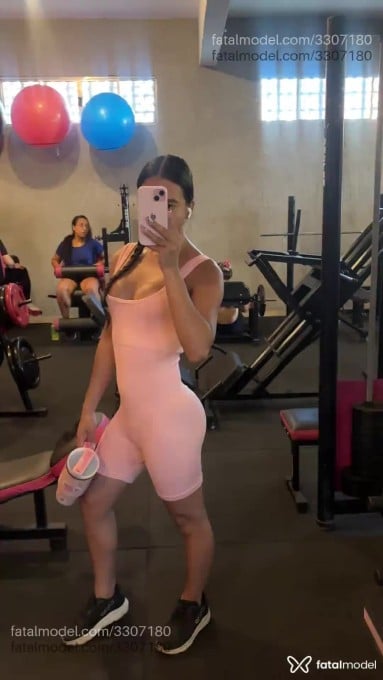 Acompanhante mulher trans com cabelo castanho de olhos castanhos em Virtual - Valentina Cruz