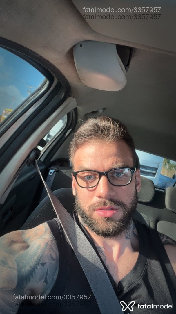 Acompanhante homem com cabelo castanho de olhos azuis - Gustavo Pedrosa