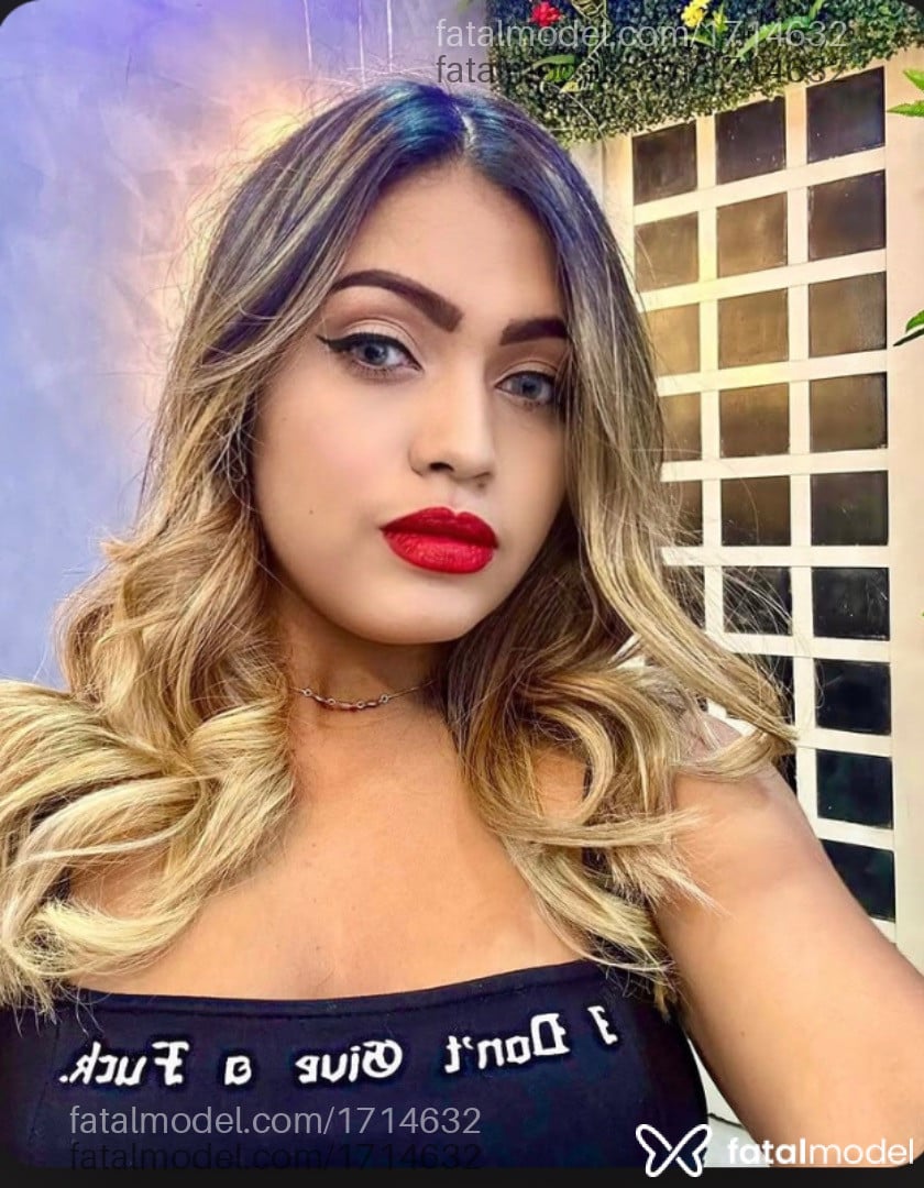 Acompanhante mulher loira (o) de olhos cinza - Júlia