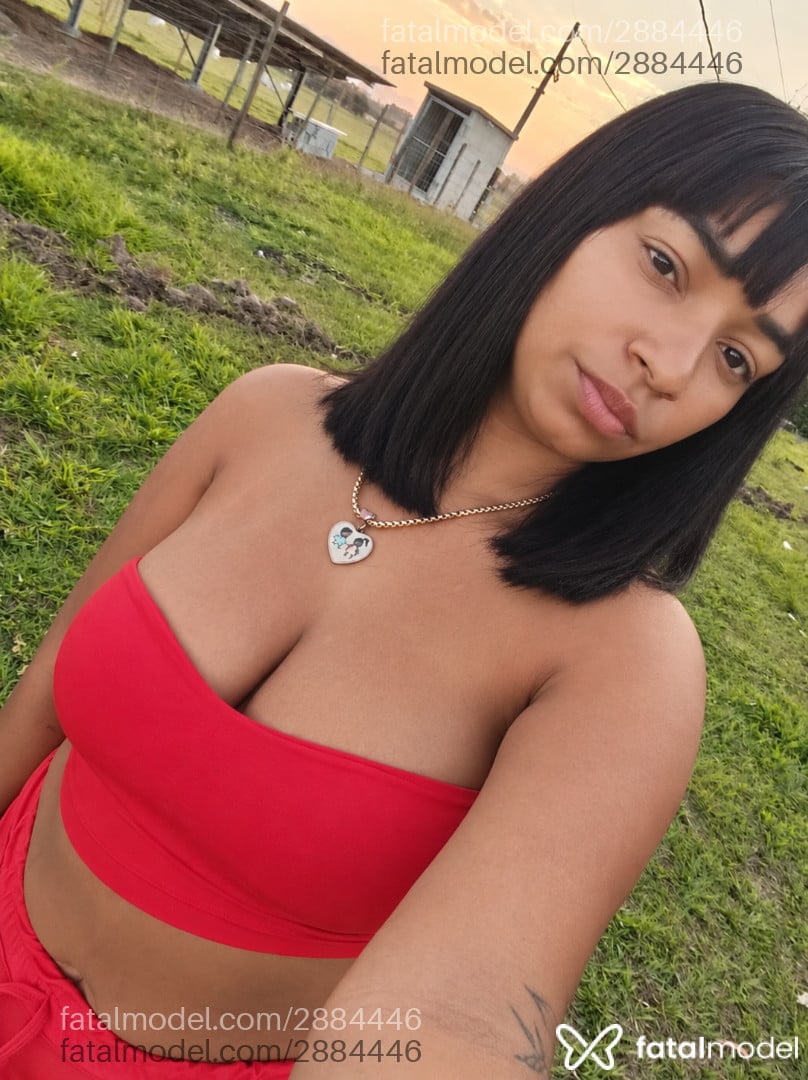 Acompanhante mulher morena (o) de olhos castanhos - Indi